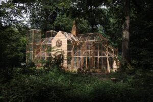 Masuki Instalasi Rumah Berbentuk Gua yang Unik Karya Kolektif Seni Jepang 目