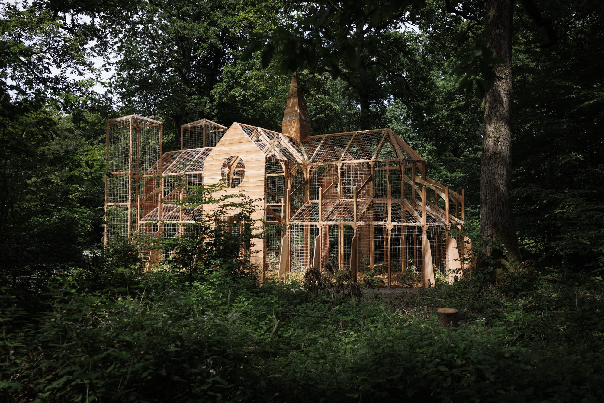 Masuki Instalasi Rumah Berbentuk Gua yang Unik Karya Kolektif Seni Jepang 目