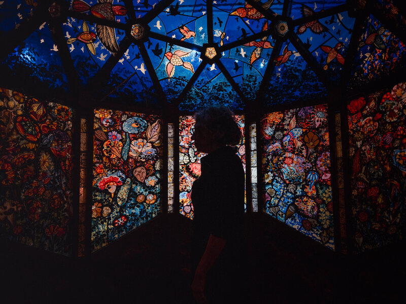 Adegan-Adegan Megah Digambarkan dalam Kaca Patri di Tempat Suci Monumental Ini